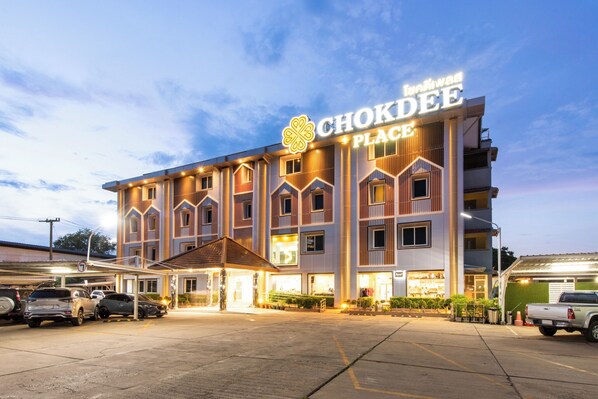 Un edificio de varios pisos con un letrero que dice 'Chokdee Place'.