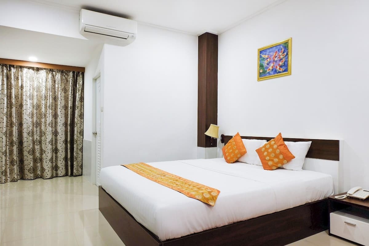 Superior King Room | Blackout drapes, free WiFi, bed sheets, wheelchair access