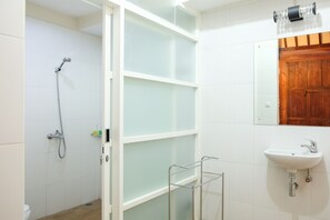 Superior Room | Bathroom - Pendhapa Art Space - PAS Limasan Homestay (Sewon)