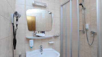 Dusche, kostenlose Toilettenartikel, Haartrockner