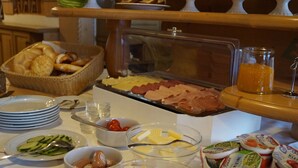 A buffet with various food items and condiments. - Hotel Reischenau (Ustersbach)