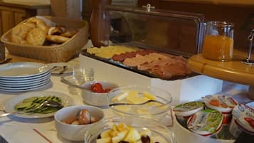 Tägliches Frühstücksbuffet gegen Gebühr