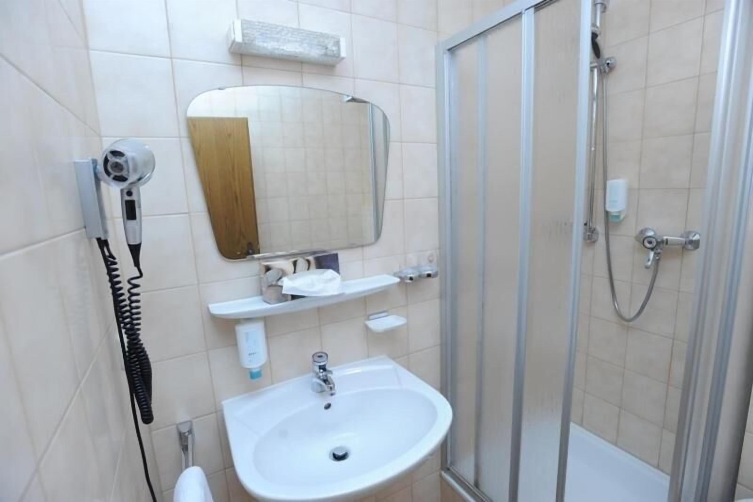 shower, free toiletries, hair dryer