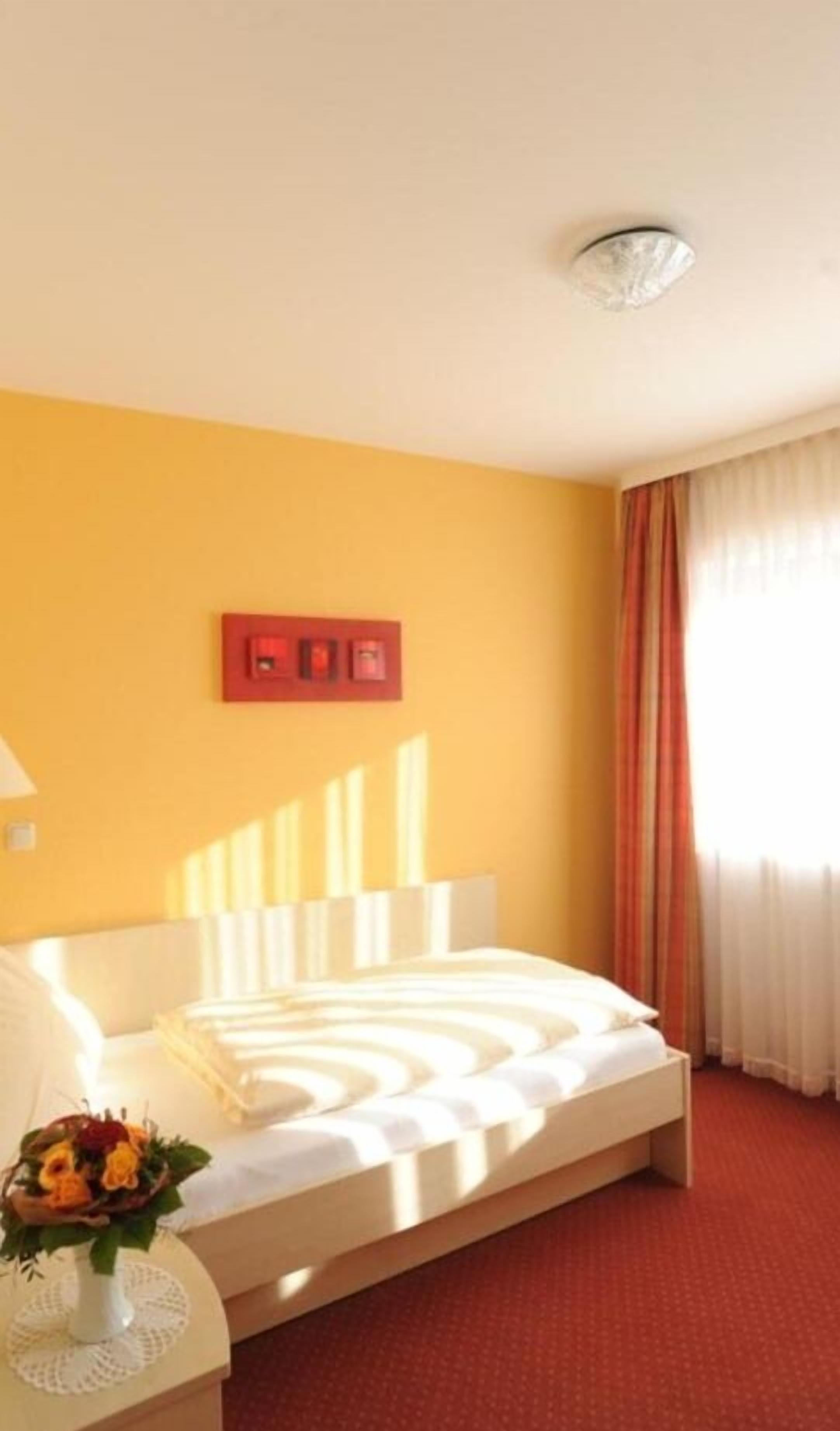 desk, rollaway beds, free wifi