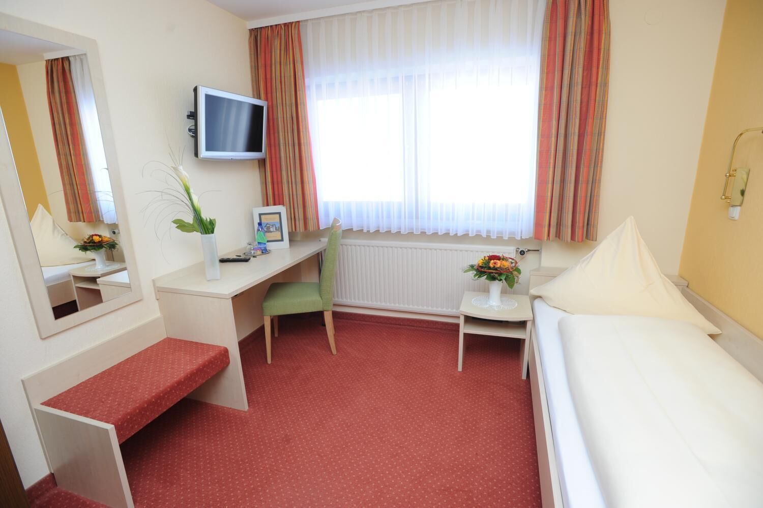 desk, rollaway beds, free wifi