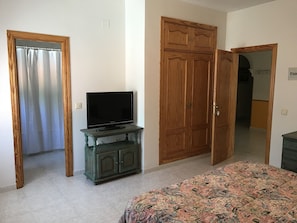 Superior Double Room | Desk, blackout drapes, free cribs/infant beds, rollaway beds