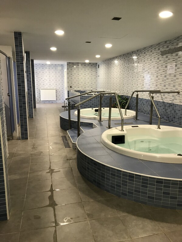 Un sauna, una bañera de hidromasaje, tratamientos corporales