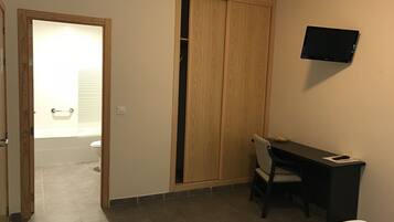 Chambre Double Supérieure | Bureau, rideaux occultants, lits bébé (gratuits)