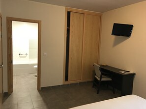 Escritorio, cortinas blackout y cunas gratuitas