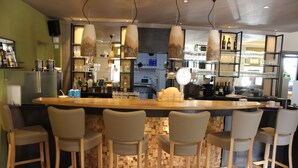 Bar (trong khuôn viên)