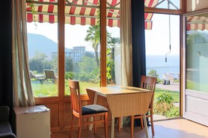 Tweepersoonskamer, aan tuin | Individueel gedecoreerd, individueel gemeubileerd, een bureau
