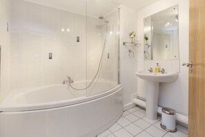 Apartment, 2 Bedrooms | Bathroom | Combined shower/tub, free toiletries, hair dryer, towels