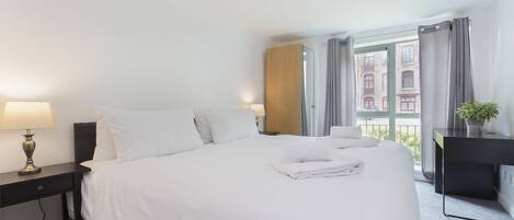 公寓, 2 间卧室 | 1 多间卧室、高档床上用品、办公桌、笔记本电脑工作区