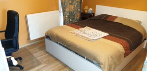 Decoración personalizada, muebles diferentes y cortinas blackout 