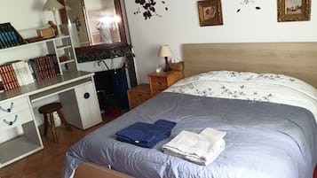 Habitación doble clásica, 1 cama Queen size, para no fumadores | Decoración personalizada, muebles diferentes y cortinas blackout