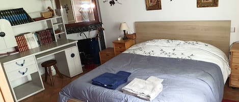 Classic-Doppelzimmer, 1 Queen-Bett, Nichtraucher | Individuell dekoriert, individuell eingerichtet, Verdunkelungsvorhänge