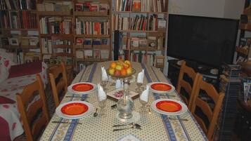 Breakfast and dinner served