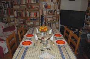 Petit déjeuner et dîner servis sur place