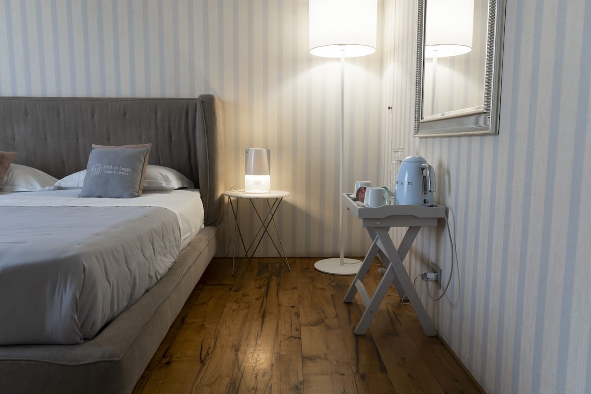 Kahden hengen romanttinen huone | Kylpyhuone | Suihku, ilmaiset hygieniatuotteet, hiustenkuivaaja, bidee