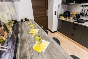 Apartamento superior, 1 quarto | Cozinha privada | Geladeira, máquina de café expresso, cafeteira/chaleira