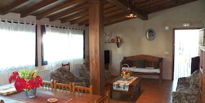 House, 5 Bedrooms, Private Pool | Living room