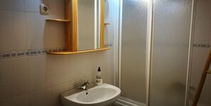 Casa, 5 habitaciones, piscina privada | Baño | Ducha y bañera combinadas y toallas