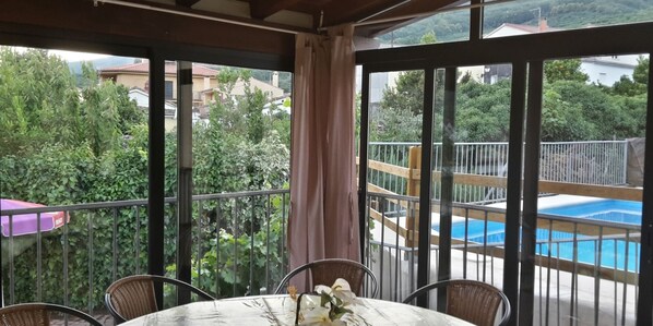 Huis, 5 slaapkamers, privézwembad | Woonruimte | Flatscreentelevisie en een open haard