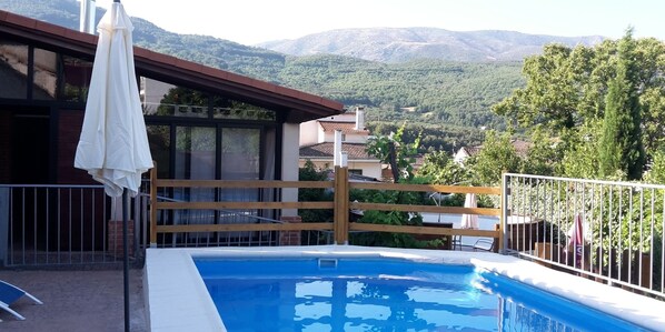 Piscina externa, espreguiçadeiras