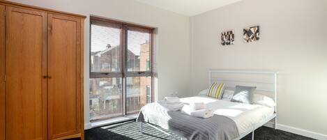 Appartement, 2 slaapkamers | 1 slaapkamer, luxe beddengoed, een bureau, een strijkplank/strijkijzer