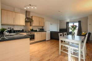 Apartment, 2 Bedrooms | In-room dining