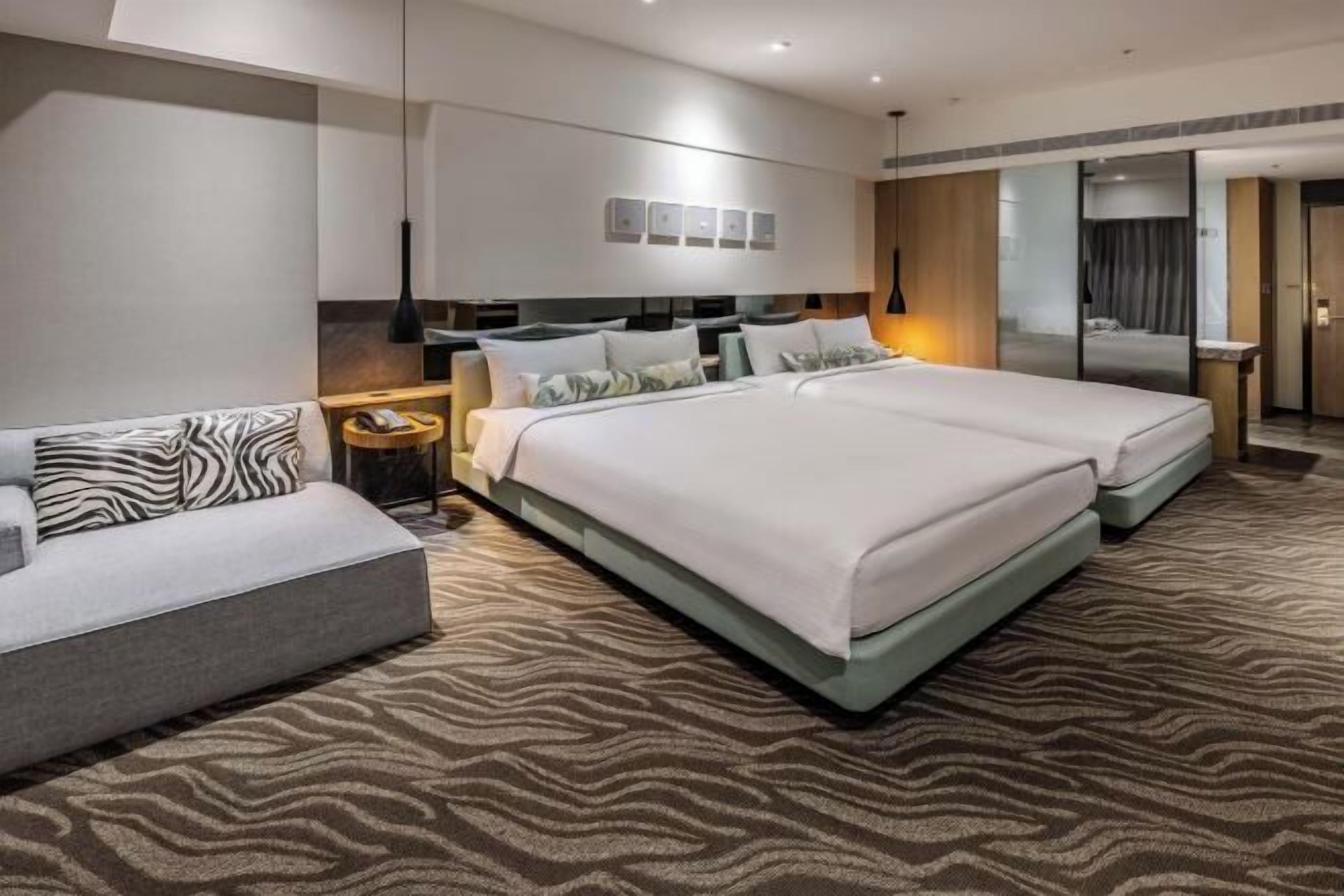 羽毛の掛け布団、セレクト コンフォート製ベッド、ミニバー、セーフティボックス (室内)