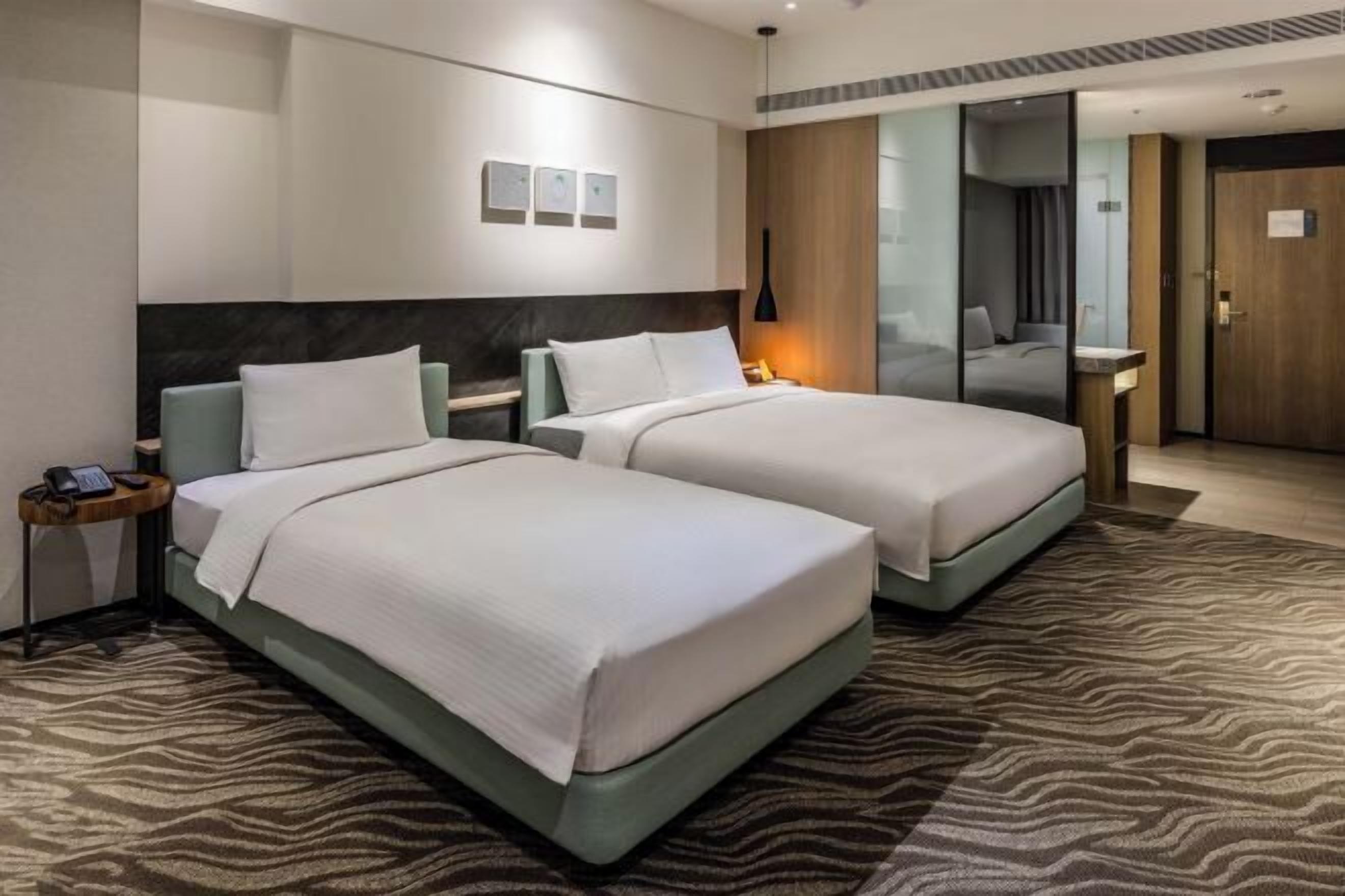 羽毛の掛け布団、セレクト コンフォート製ベッド、ミニバー、セーフティボックス (室内)