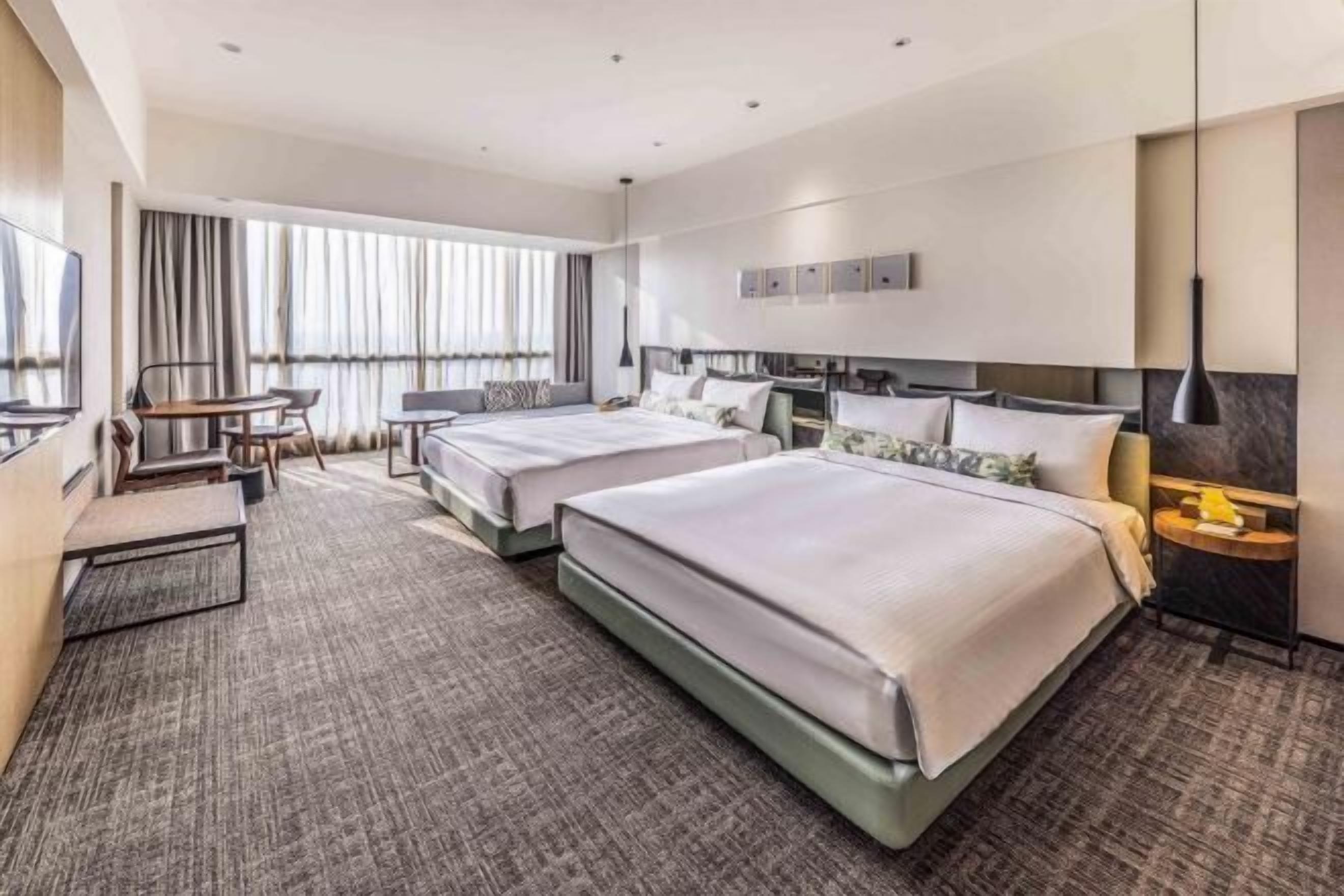 羽毛の掛け布団、セレクト コンフォート製ベッド、ミニバー、セーフティボックス (室内)