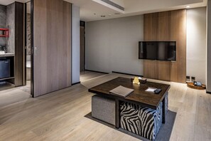 Suite Executive | Soggiorno | TV LED, giocattoli, libri
