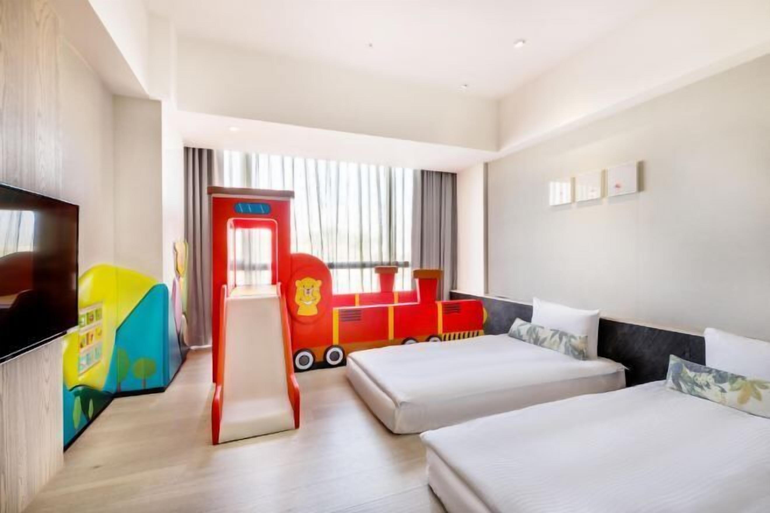 羽毛の掛け布団、セレクト コンフォート製ベッド、ミニバー、セーフティボックス (室内)