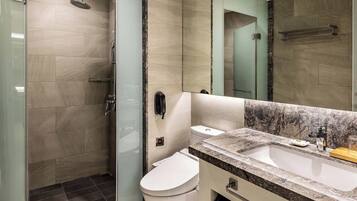 Ein modernes Badezimmer mit Dusche, Toilette und Waschbecken.