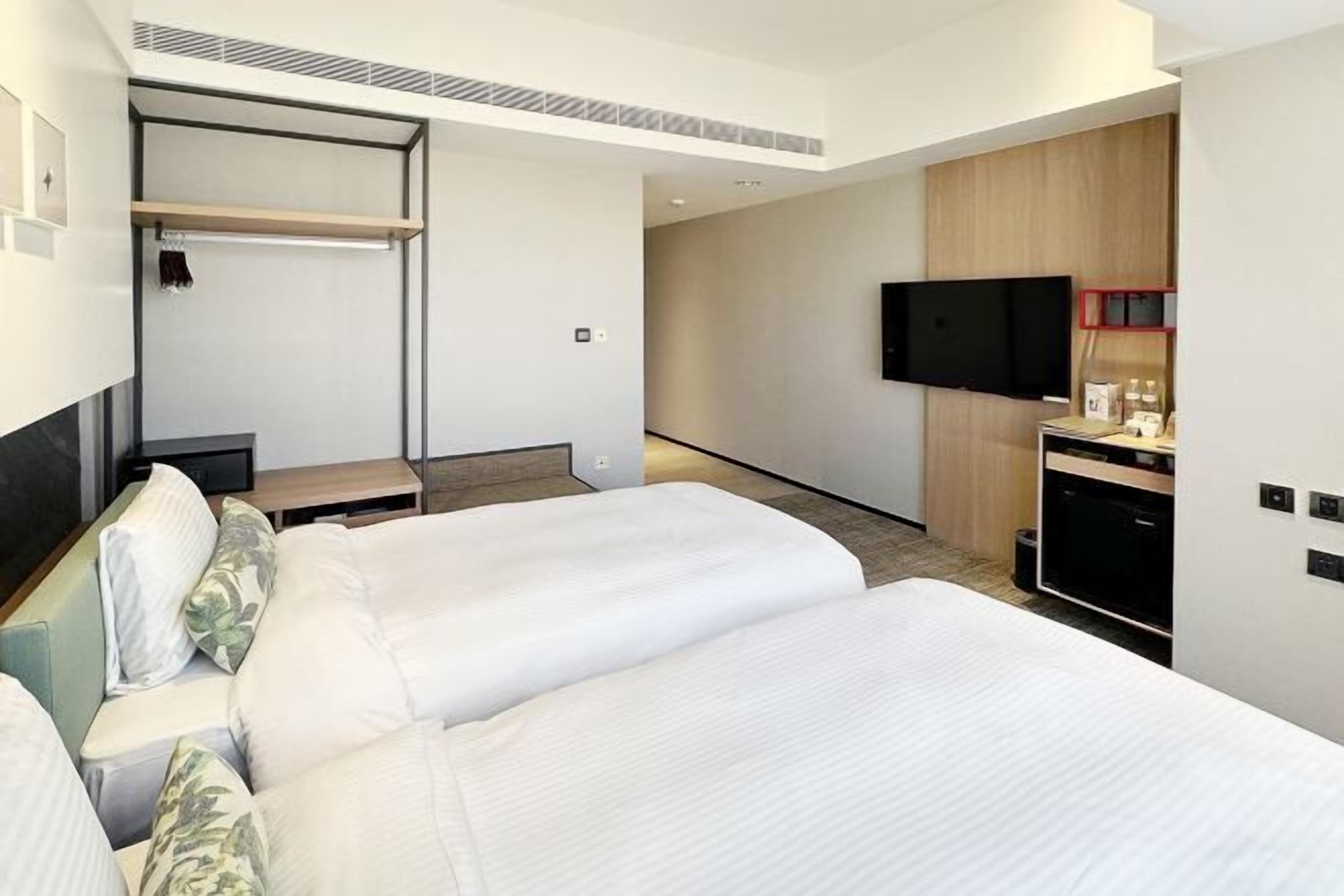 羽毛の掛け 布団、セレクト コンフォート製ベッド、ミニバー、セーフティボックス (室内)