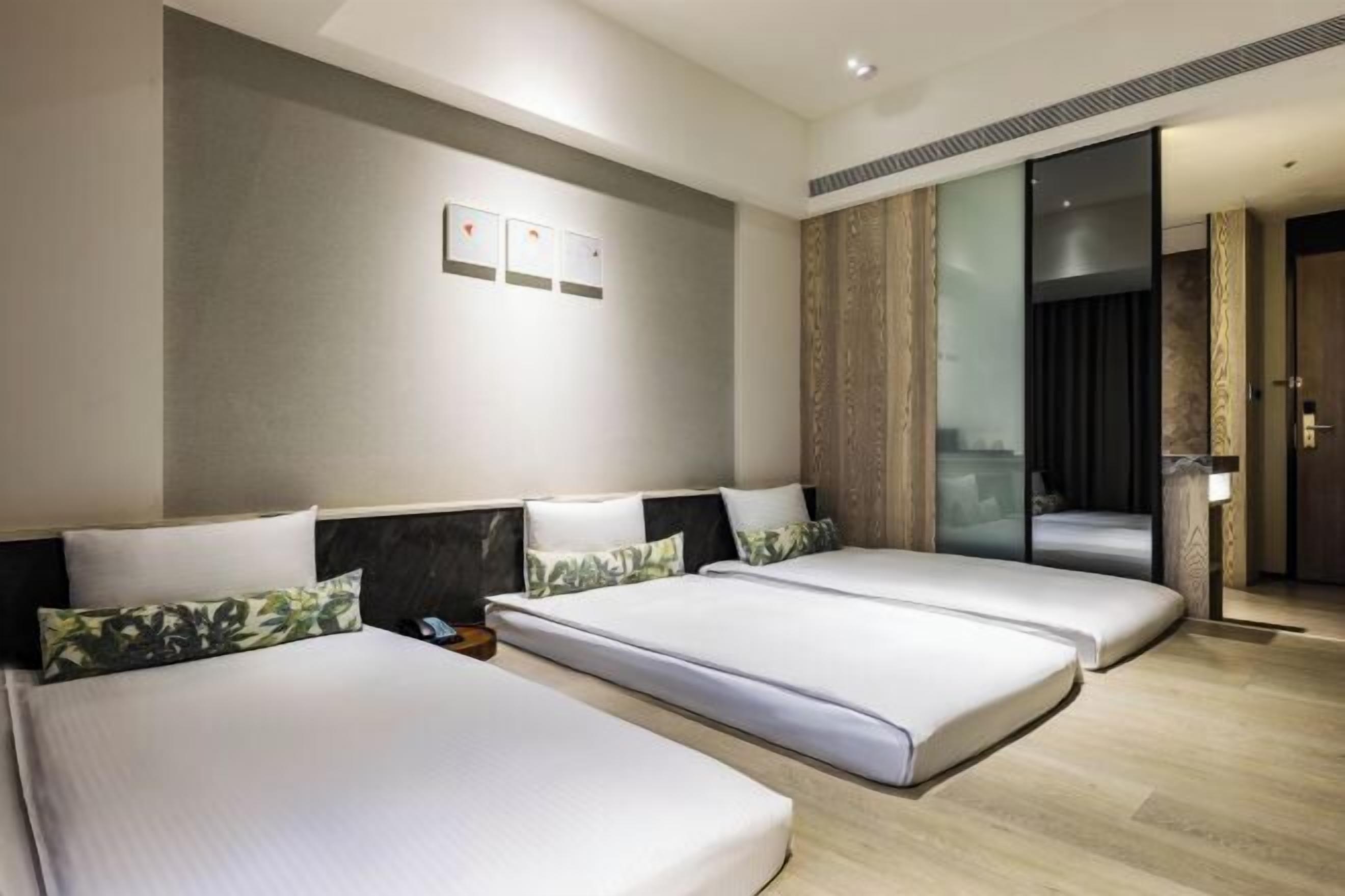 羽毛の掛け布団、セレクト コンフォート製ベッド、ミニバー、セーフティボックス (室内)