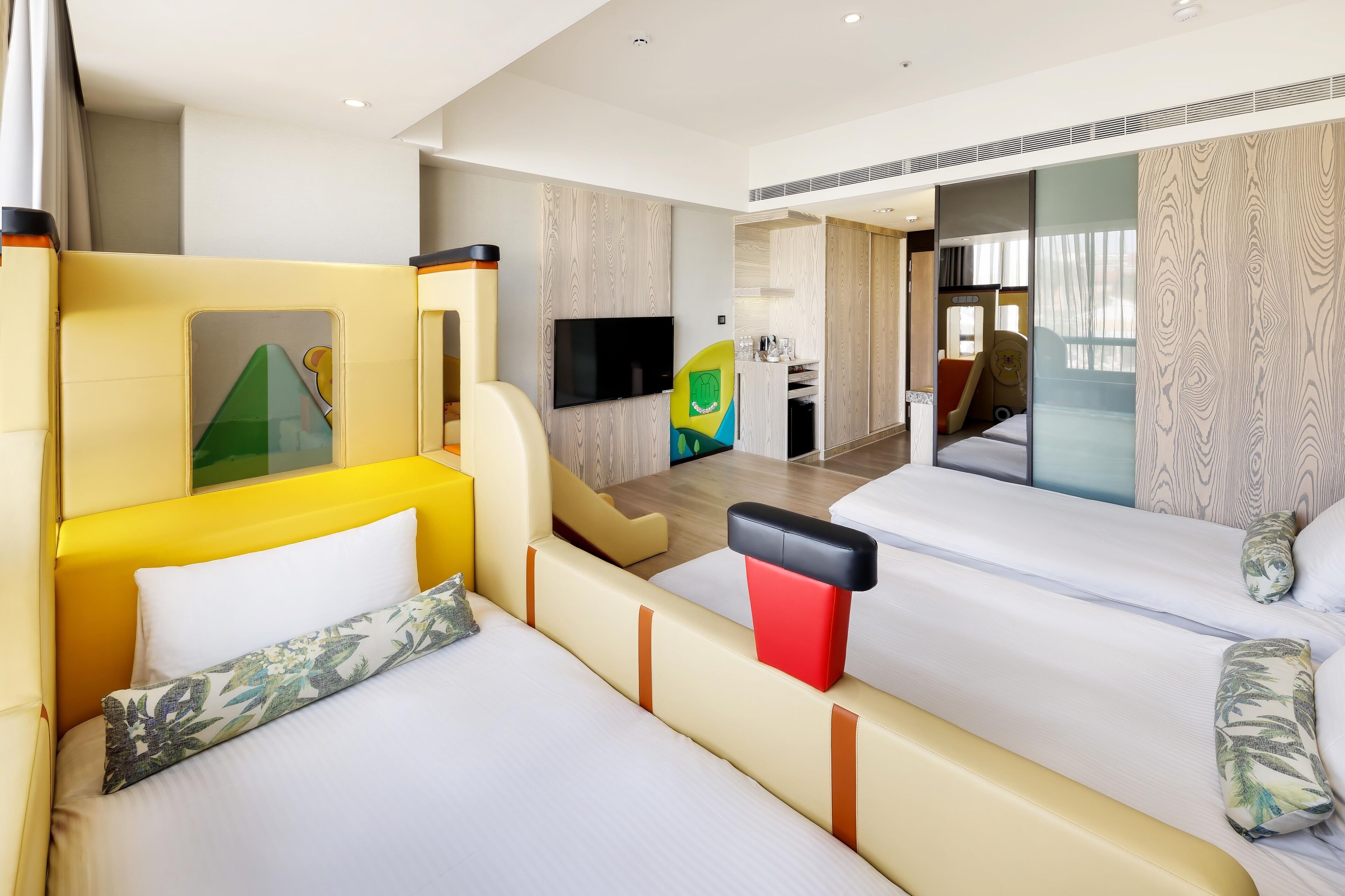 Tremannsrom – comfort | Dundyner, senger med Select Comfort-madrass, minibar og safe på rommet