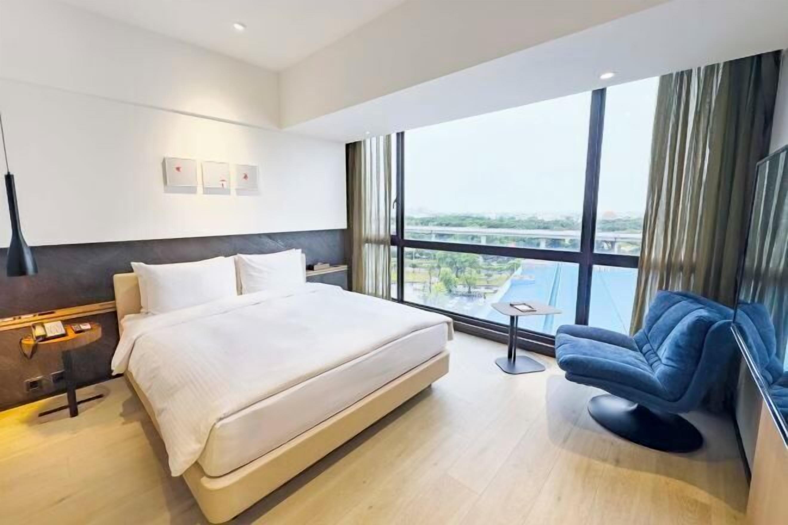 羽毛の掛け布団、セレクト コンフォート製ベッド、ミニバー、セーフティボックス (室内)