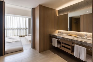 Executive-sviitti | Kylpyhuone | Ympäristöystävälliset hygieniatuotteet, hiustenkuivaaja, tohvelit