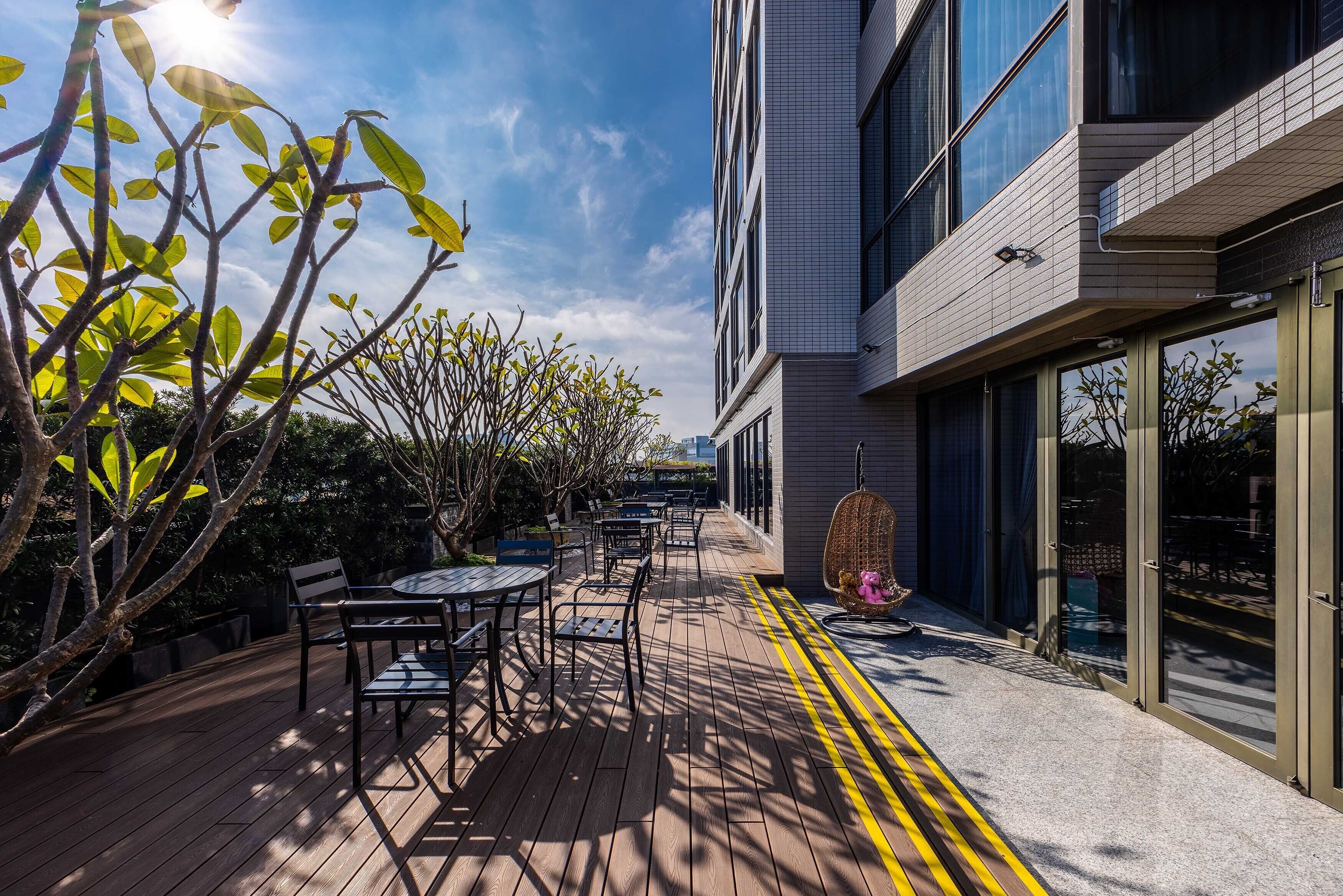 lobby lounge, garden views, open daily