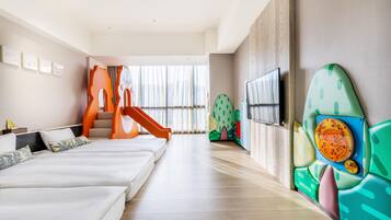 Chambre Triple, 3 lits une place | Couette en duvet d'oie, matelas Select Comfort, minibar