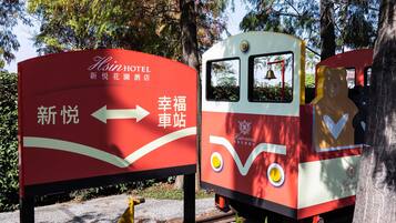 Un tren decorado con un diseño de oso y un cartel anunciando el Hotel Asin.