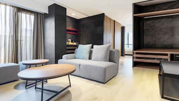 Suíte executiva | Sala de estar | TV LED, brinquedos, livros