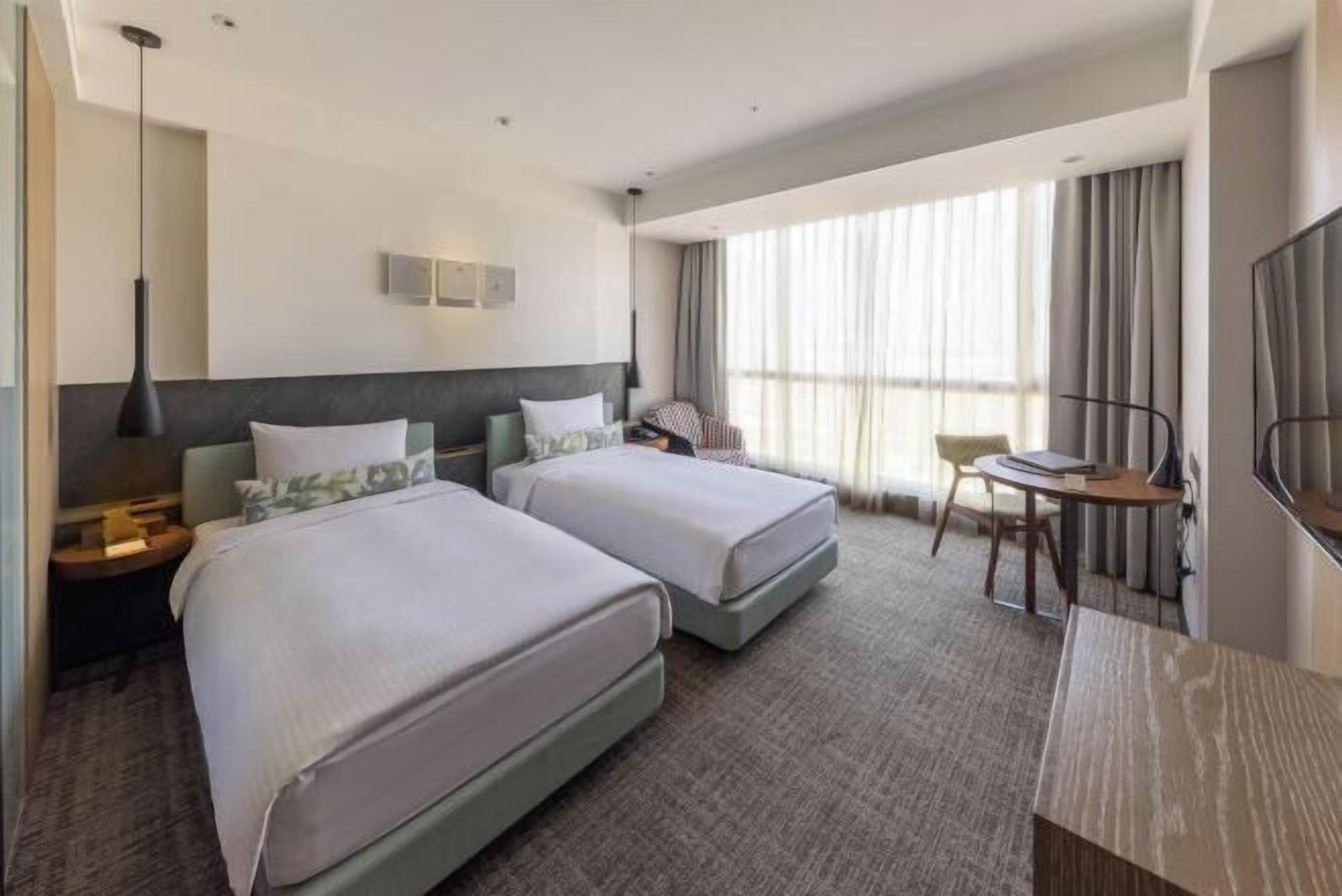 羽毛の掛け布団、セレクト コンフォート製ベッド、ミニバー、セーフティボックス (室内)