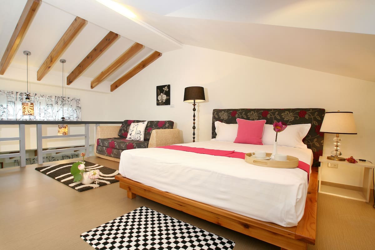 Habitación cuádruple clásica, mezzanine | Ropa de cama de alta calidad, edredón y decoración personalizada