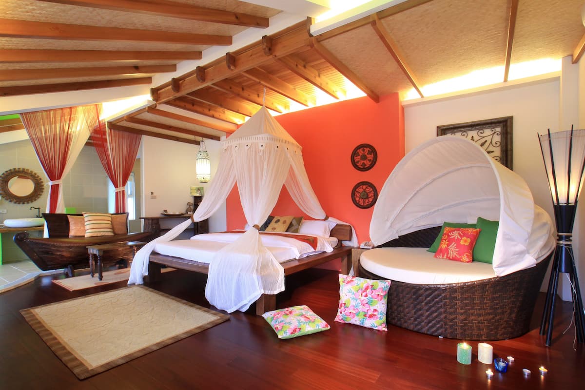 Habitación doble de lujo | Ropa de cama de alta calidad, edredón y decoración personalizada