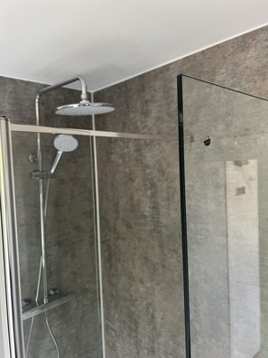 Chambre Standard avec lits jumeaux, salle de bain attenante, vue partielle sur la mer | Salle de bain