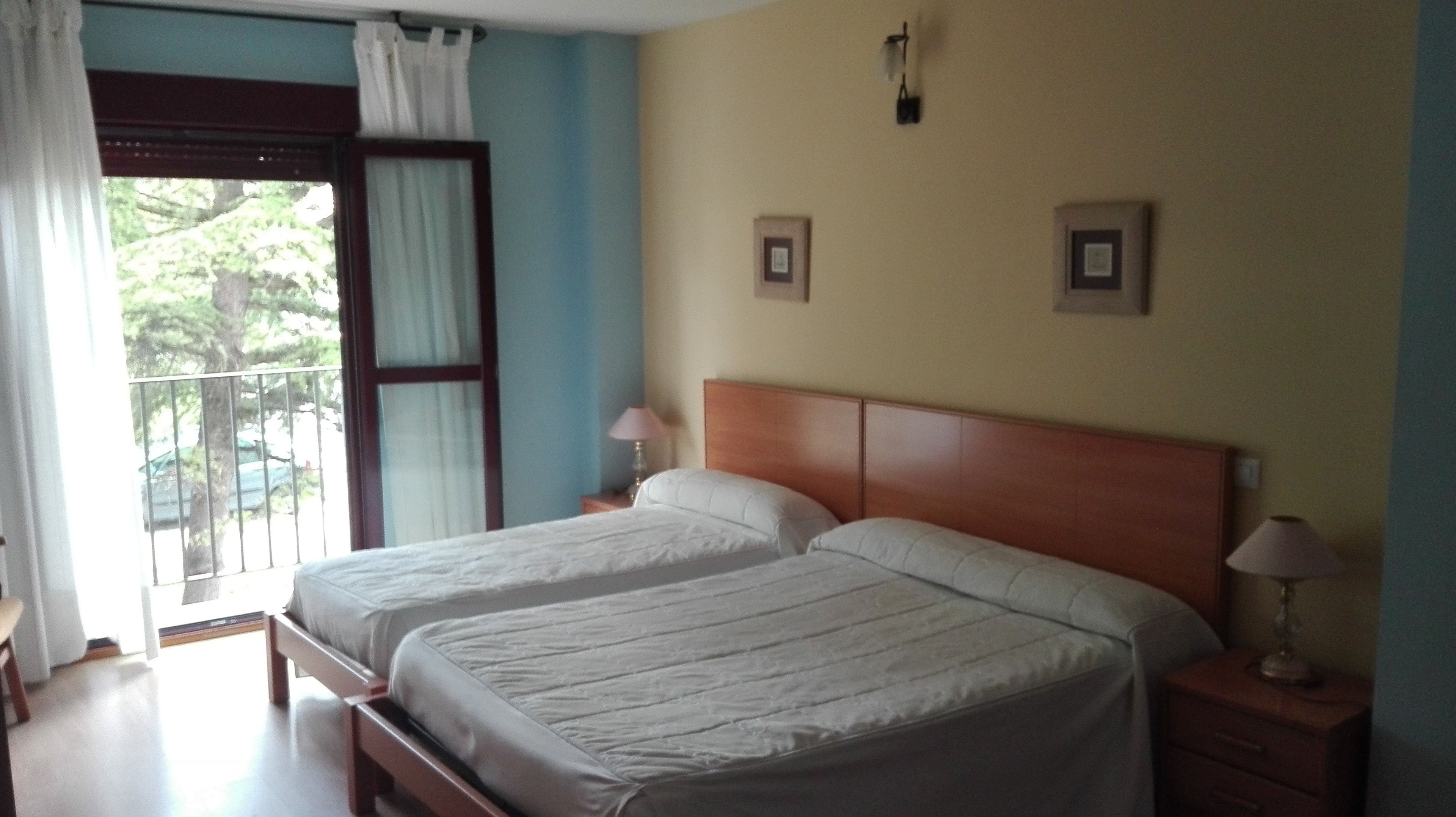 Escritorio, cortinas opacas, camas supletorias y wifi gratis